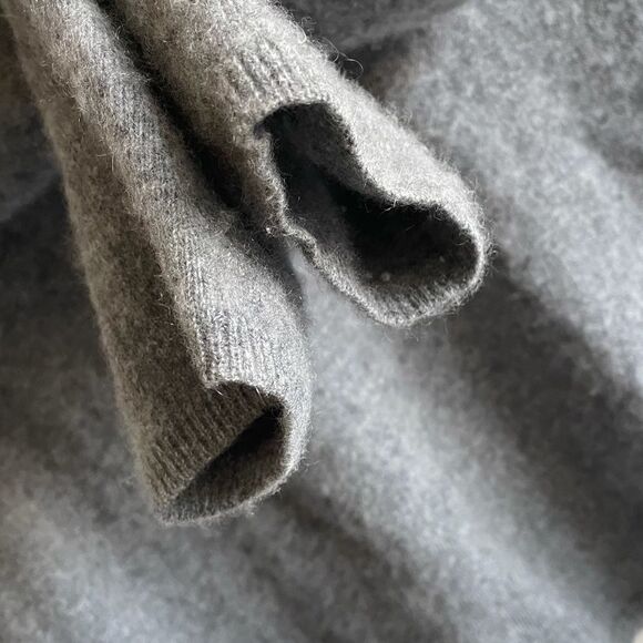 (SOLD) HOLT RENFREW Cashmere Long Sleeve V-Neck Sweater Gray M - Picture 3 of 5
